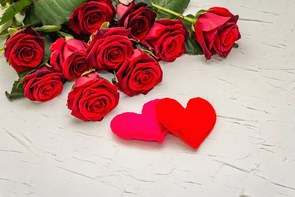 Čerstvé Burgundské Růže Plstěným Srdcem Bílém Tmelnatém Pozadí Vůně Červené — Stock fotografie