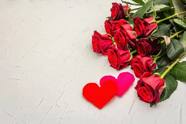 Φρέσκα Μπορντό Τριαντάφυλλα Τσόχινες Καρδιές Λευκό Στόκο Φόντο Αρωματικά Κόκκινα — Φωτογραφία Αρχείου