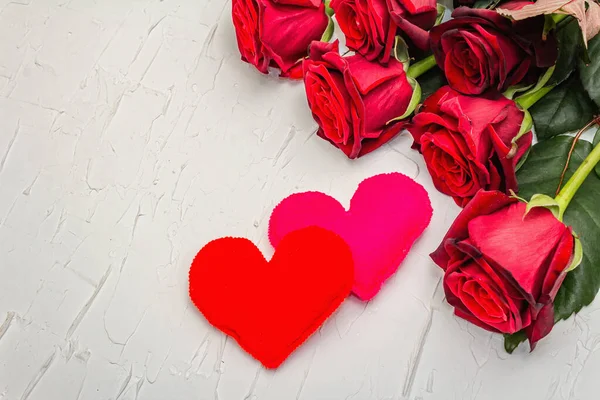 Φρέσκα Μπορντό Τριαντάφυλλα Τσόχινες Καρδιές Λευκό Στόκο Φόντο Αρωματικά Κόκκινα — Φωτογραφία Αρχείου