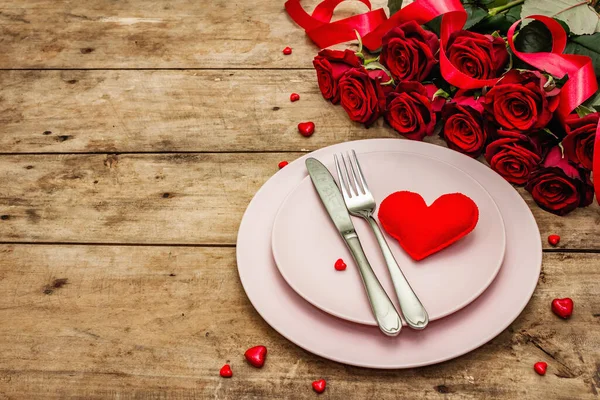 浪漫的餐桌 情人节或母亲节的爱的概念 结婚餐具 一束新鲜的勃艮第玫瑰 老式木板背景 — 图库照片