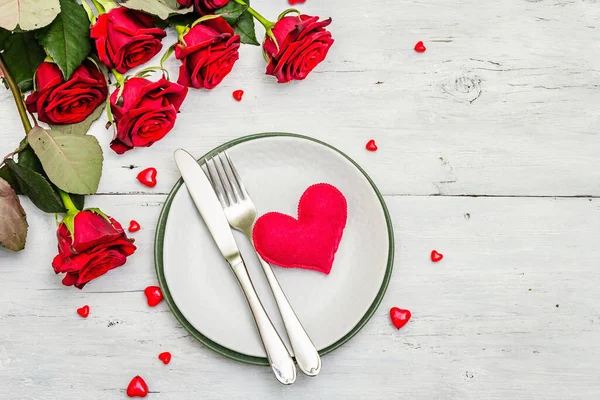 浪漫的餐桌 情人节或母亲节的爱的概念 结婚餐具 一束新鲜的勃艮第玫瑰 白色复古木板背景 — 图库照片