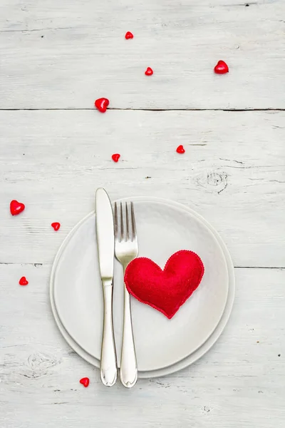 浪漫的餐桌 情人节或母亲节的爱的概念 结婚餐具 柔软的毛毡心 白色复古木板背景 — 图库照片