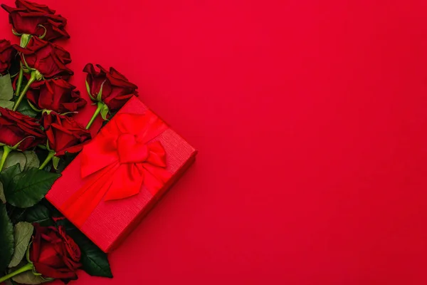 Bukiet Świeżych Burgundowych Róż Pudełko Prezentów Matowym Czerwonym Tle Foamirańskim — Zdjęcie stockowe