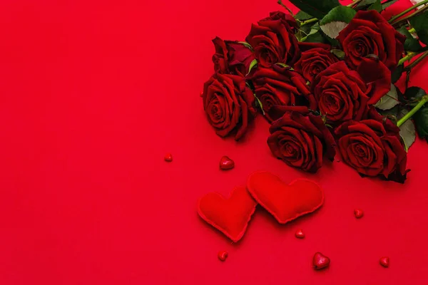Bukiet Świeżych Burgundowych Róż Miękkich Filcowych Serc Matowym Czerwonym Tle — Zdjęcie stockowe