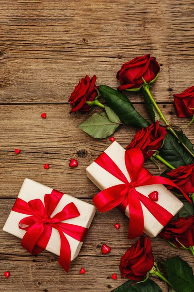 ギフトボックス 新鮮なバーガンディのバラと様々な心を持つバレンタイングリーティングカードの背景 ヴィンテージの木製テーブル 結婚式や誕生日のコンセプト テキストのための場所 フラットレイアウト — ストック写真