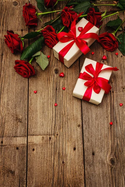 Valentine Grußkarte Hintergrund Mit Geschenkboxen Frischen Weinroten Rosen Und Sortierten — Stockfoto