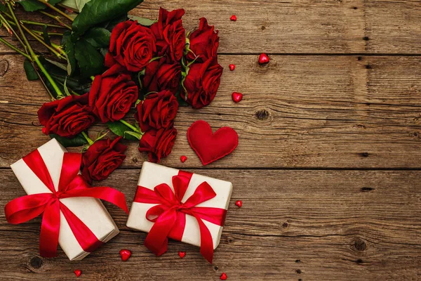 ギフトボックス 新鮮なバーガンディのバラと様々な心を持つバレンタイングリーティングカードの背景 ヴィンテージの木製テーブル 結婚式や誕生日のコンセプト テキストのための場所 フラットレイアウト — ストック写真