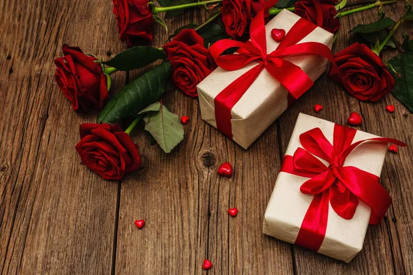 Valentine Grußkarte Hintergrund Mit Geschenkboxen Frischen Weinroten Rosen Und Sortierten — Stockfoto