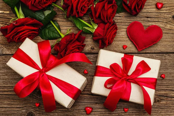 Tarjeta Felicitación San Valentín Fondo Con Cajas Regalo Rosas Frescas — Foto de Stock