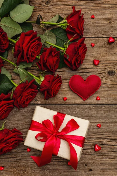 Valentine Grußkarte Hintergrund Mit Geschenkboxen Frischen Weinroten Rosen Und Sortierten — Stockfoto