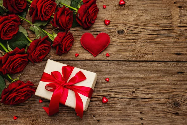 Valentine Φόντο Ευχετήρια Κάρτα Κουτιά Δώρων Φρέσκα Τριαντάφυλλα Μπορντό Και — Φωτογραφία Αρχείου