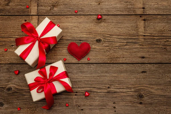 Valentine Grußkarte Hintergrund Mit Geschenkboxen Roten Bändern Und Sortierten Herzen — Stockfoto