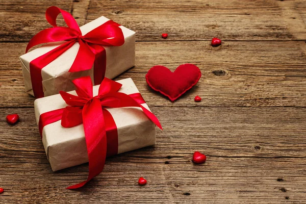 Valentine Grußkarte Hintergrund Mit Geschenkboxen Roten Bändern Und Sortierten Herzen — Stockfoto