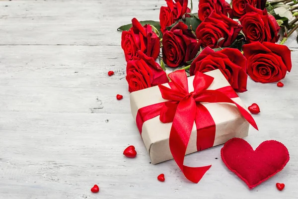 Valentine Grußkarte Hintergrund Mit Geschenkboxen Frischen Weinroten Rosen Und Sortierten — Stockfoto