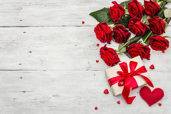 Valentine Grußkarte Hintergrund Mit Geschenkboxen Frischen Weinroten Rosen Und Sortierten — Stockfoto