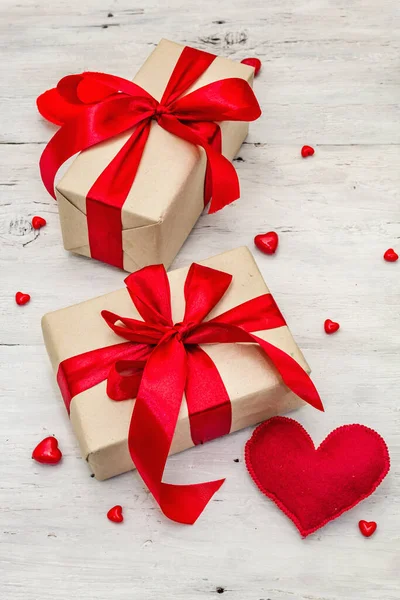 ギフトボックス 赤いリボンと様々な心を持つバレンタイングリーティングカードの背景 古い白い板の背景 結婚式や誕生日のコンセプト フラットレイアウト クローズアップ — ストック写真