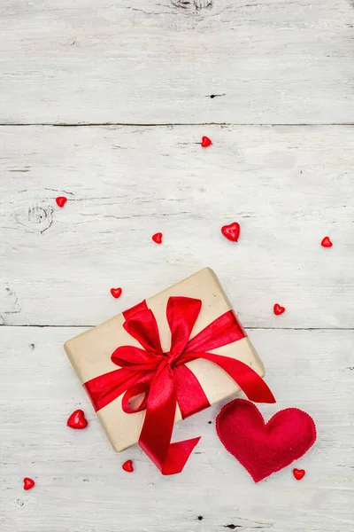 ギフトボックス 赤いリボンと様々な心を持つバレンタイングリーティングカードの背景 古い白い板の背景 結婚式や誕生日のコンセプト フラットレイ テキストのための場所 — ストック写真