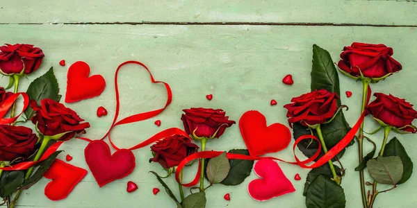 Fundal Ziua Îndrăgostiților Inimi Asortate Trandafiri Proaspeți Panglică Festivă Roșie — Fotografie, imagine de stoc