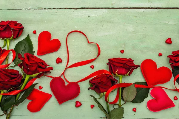 Fondo Del Día San Valentín Con Corazones Variados Rosas Frescas —  Fotos de Stock