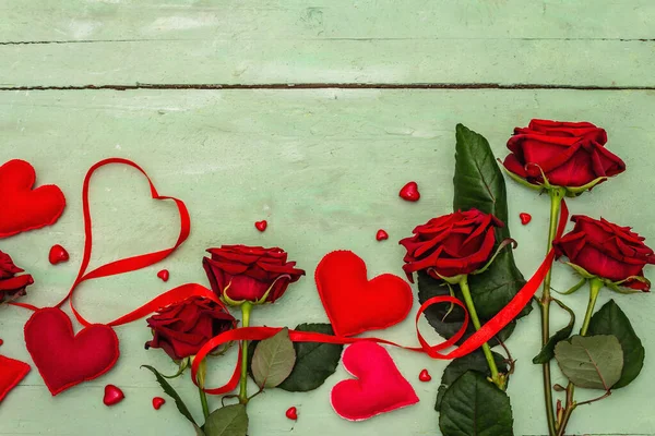 Valentýn Pozadí Pestrým Srdcem Čerstvé Burgundské Růže Červenou Slavnostní Stuhou — Stock fotografie