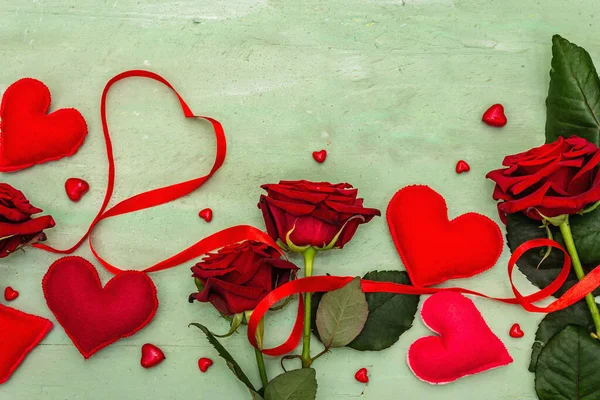 Walentynki Tło Różnych Sercach Świeże Bordowe Róże Czerwona Świąteczna Wstążka — Zdjęcie stockowe