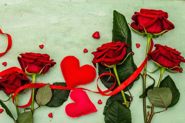 Walentynki Tło Różnych Sercach Świeże Bordowe Róże Czerwona Świąteczna Wstążka — Zdjęcie stockowe