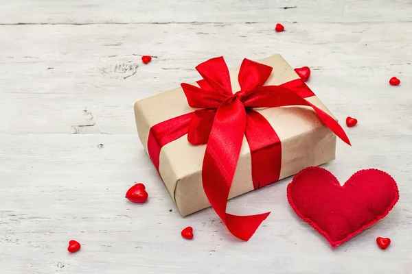 ギフトボックス 赤いリボンと様々な心を持つバレンタイングリーティングカードの背景 古い白い板の背景 結婚式や誕生日のコンセプト フラットレイ テキストのための場所 — ストック写真