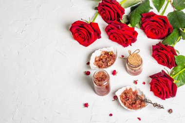 Ev yapımı gül yaprakları reçeli. Sevgililer için tatlı kahvaltı, bir buket taze gül, şenlikli dekor. Sevgililer Günü, Düğün veya Doğum Günü konsepti, beyaz alçı arka plan