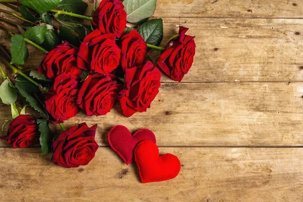 新鮮なバーガンディのバラと柔らかい感じの心の花束ヴィンテージの木製の背景 香りの赤い花 バレンタインデーのギフトコンセプト 結婚式や誕生日 フラットレイ — ストック写真