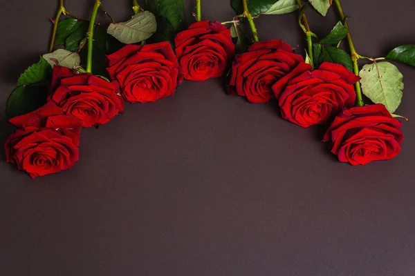 Μπουκέτο Φρέσκα Τριαντάφυλλα Μπορντό Μαύρο Φόντο Από Μπετόν Αρωματικά Κόκκινα — Φωτογραφία Αρχείου
