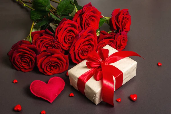 黒の石のコンクリートの背景に新鮮なブルゴーニュのバラ 贈り物やお祝いの心の花束 香りの赤い花 バレンタインデーのギフトコンセプト 結婚式や誕生日 フラットレイ — ストック写真