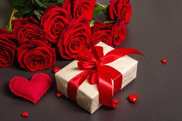 Μπουκέτο Φρέσκα Τριαντάφυλλα Μπορντό Δώρο Και Γιορτινές Καρδιές Φόντο Από — Φωτογραφία Αρχείου