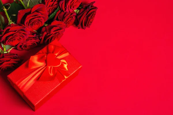 Bukiet Świeżych Burgundowych Róż Pudełko Prezentów Matowym Czerwonym Tle Foamirańskim — Zdjęcie stockowe