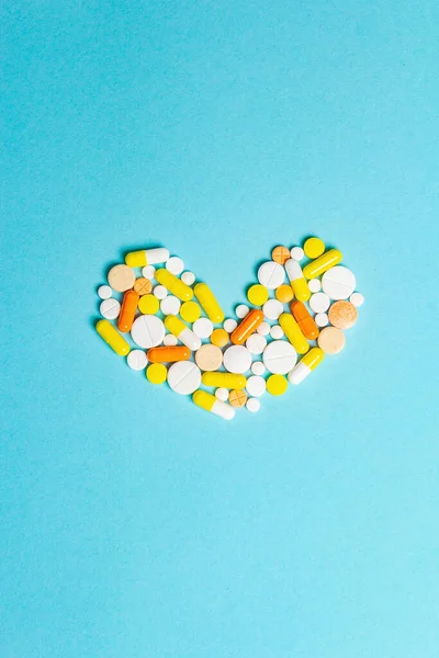 Różne Leki Farmaceutyczne Pigułki Tabletki Kapsułki Leczenia Chorób Serca Kształt — Zdjęcie stockowe