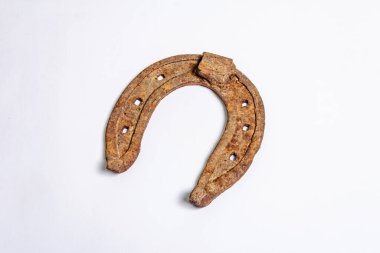 Beyaz arka planda demir metal at nalı var. İyi şans sembolü, şenlik konsepti. Kötü yıpranmış paslı at aksesuarları, üst manzara