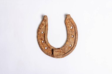 Beyaz arka planda demir metal at nalı var. İyi şans sembolü, şenlik konsepti. Kötü yıpranmış paslı at aksesuarları, üst manzara