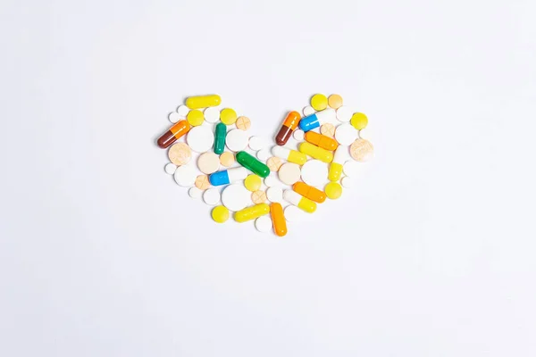 Różne Leki Farmaceutyczne Pigułki Tabletki Kapsułki Leczenia Chorób Serca Izolowane — Zdjęcie stockowe