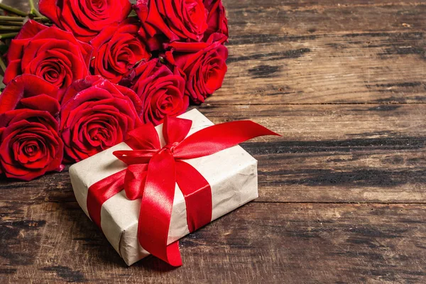 ギフトボックスと新鮮なバーガンディのバラとバレンタイングリーティングカードの背景 ヴィンテージの木製テーブル 結婚式や誕生日のコンセプト テキストのための場所 フラットレイアウト — ストック写真