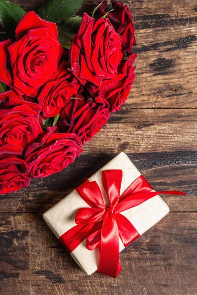 Tarjeta Felicitación San Valentín Fondo Con Una Caja Regalo Rosas —  Fotos de Stock