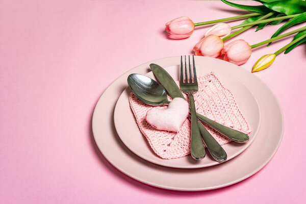 Романтический ужин. Love concept for Valentine 's or mother' s day, wedding cutlery. Минималистический стиль, розовые тарелки, букет тюльпанов, вязальная салфетка, место для текста
