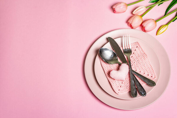 Романтический ужин. Love concept for Valentine 's or mother' s day, wedding cutlery. Минималистичный стиль, розовые тарелки, букет тюльпанов, вязаная салфетка, вид сверху
