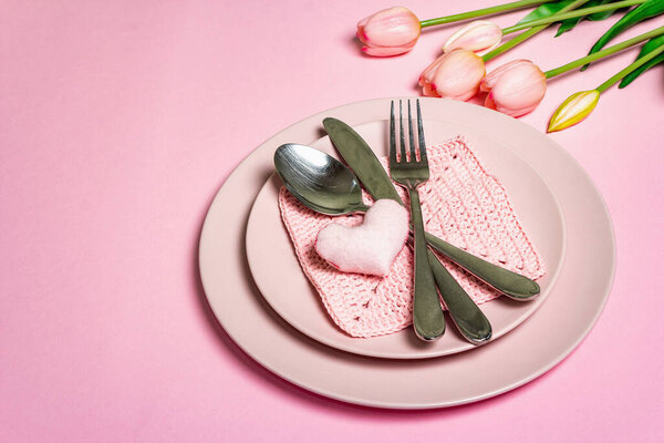 Романтический ужин. Love concept for Valentine 's or mother' s day, wedding cutlery. Минималистический стиль, розовые тарелки, букет тюльпанов, вязальная салфетка, место для текста
