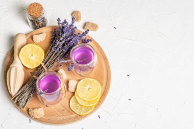 Limonata ve lavanta. Taze meyve ve kuru buket ile ferahlatıcı, düşük alkollü bir içecek. Beyaz macun arkaplan, üst görünüm