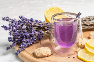 Limonata ve lavanta. Taze meyve ve kuru buket ile ferahlatıcı, düşük alkollü bir içecek. Beyaz macun arkaplanı, kapat