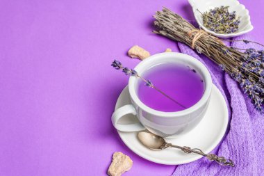 Pastel leylak arka planda lavanta çayı. Doğal çiçek içeceği sabah neşesi için, kopyalama alanı.