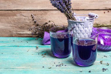 Ahşap masada lavantalı tonik. Doğal organik çiçek içeceği sabah için iyi ruh hali, kuru buket, mis kokulu mum, kopyalama alanı