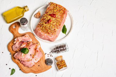 Çeşit çeşit organik et. Domuz filetosu ve ızgara, pişirme veya kızartma için biftek. Beyaz macun arkaplanındaki tanecikler ve yağ, kopyalama alanı