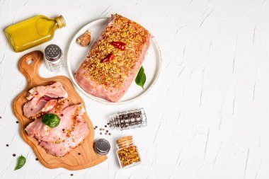 Çeşit çeşit organik et. Domuz filetosu ve ızgara, pişirme veya kızartma için biftek. Beyaz macun arkaplanındaki tanecikler ve yağ, kopyalama alanı