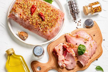 Çeşit çeşit organik et. Domuz filetosu ve ızgara, pişirme veya kızartma için biftek. Beyaz macun arka planında tanecikler ve yağ, yakın plan.