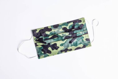 Khaki maskeler beyaz arka planda izole edildi. Kişisel hijyen ve viral hastalıkların önlenmesi için tıbbi ürünler. Coronavirus, COVID-19 salgın konsepti